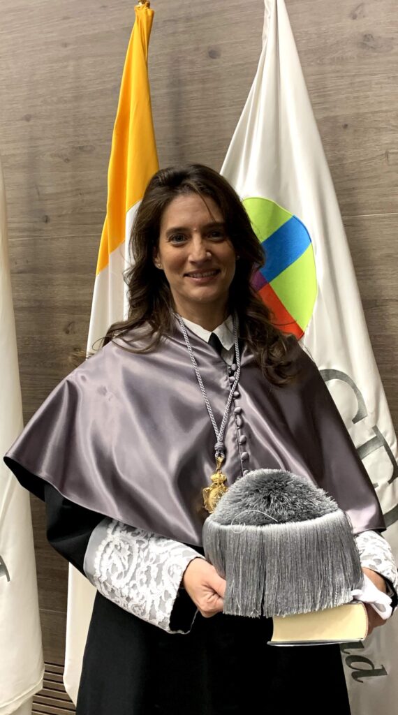 Laura Monteagudo en ceremonia académica representando a la universidad